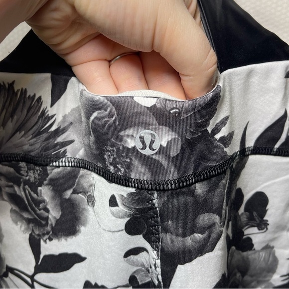 Lululemon Women’s Daily Practice Black white Floral Tank top in US 4 - Picture 9 of 10